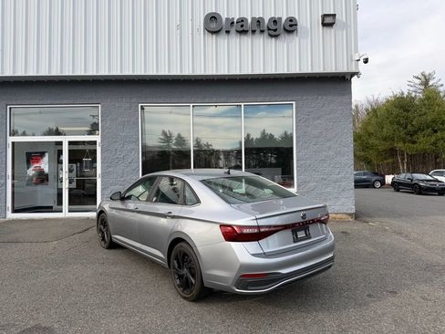Used 2025 Volkswagen Jetta SE w/ Sunroof Package FWD image 4