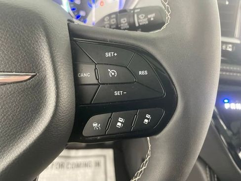 Used 2025 Chrysler Pacifica Limited image 38