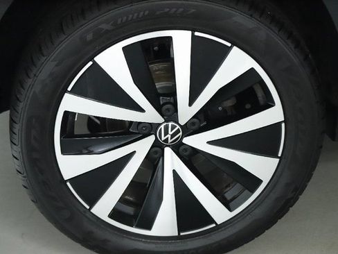 Certified 2022 Volkswagen Taos SE w/ Panoramic Sunroof Package AWD/4WD image 12