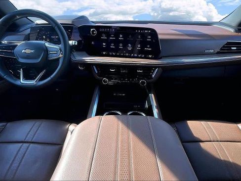 Used 2025 Chevrolet Suburban High Country image 7