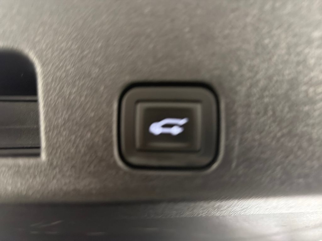 Used 2026 Chevrolet Traverse LT w/ Driver Confidence Package FWD image 9