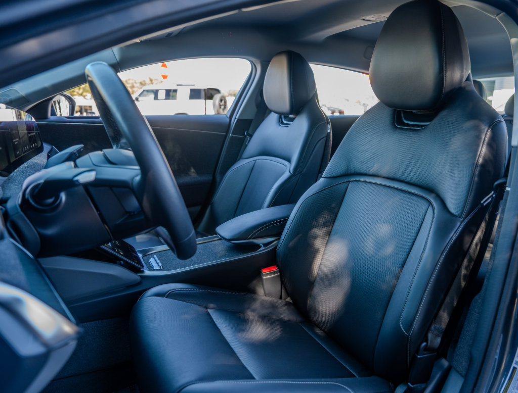 Used 2025 Lucid Air Pure RWD image 18