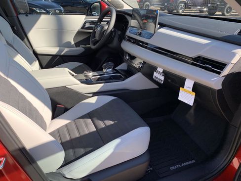 New 2025 Mitsubishi Outlander SE image 26