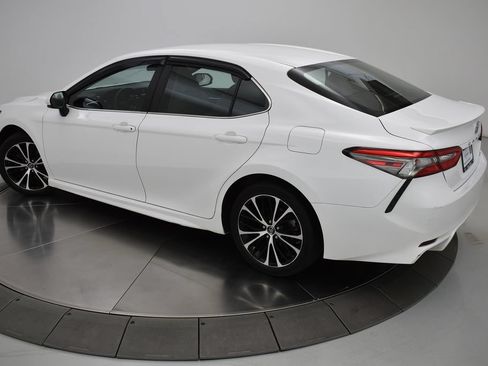 Used 2018 Toyota Camry SE FWD image 8