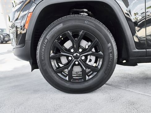 Used 2024 Jeep Grand Cherokee Altitude RWD image 3