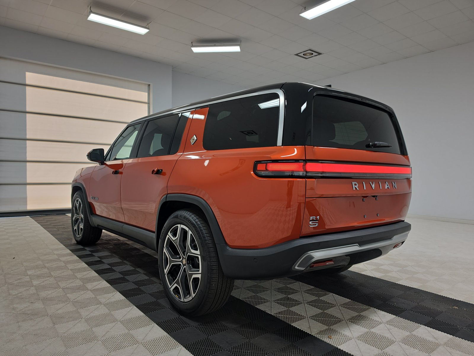 Used 2025 Rivian R1S Adventure Dual AWD/4WD image 3