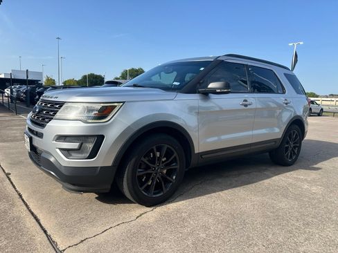 Used 2017 Ford Explorer XLT w/ Equipment Group 202A FWD image 3