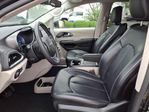 Used 2023 Chrysler Pacifica Touring-L FWD image 24