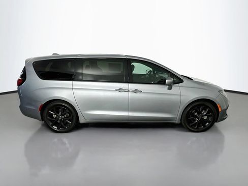 Used 2019 Chrysler Pacifica Touring Plus w/ Advanced Safetytec Group FWD image 8