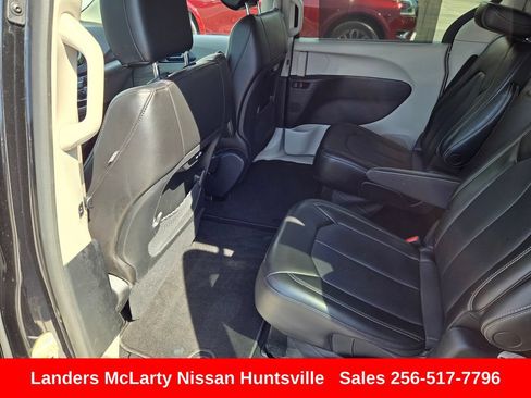 Used 2023 Chrysler Pacifica Touring-L FWD image 15
