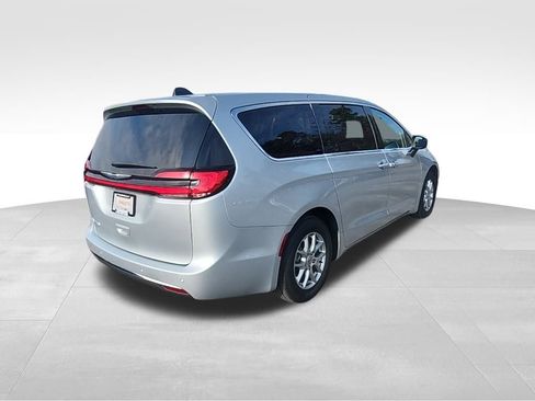 Certified 2023 Chrysler Pacifica Touring-L image 22