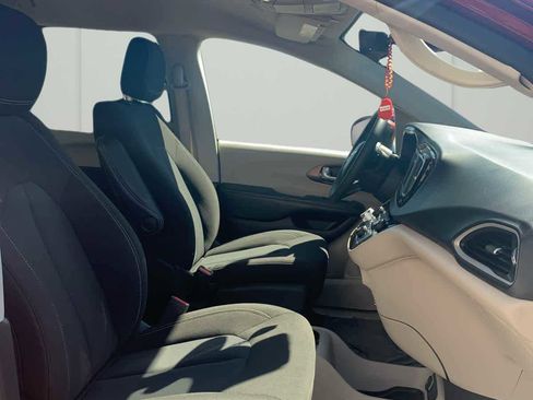 Used 2023 Chrysler Voyager LX image 12