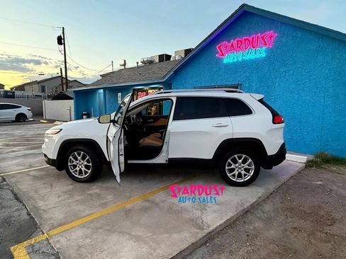 Used 2016 Jeep Cherokee Latitude w/ Cold Weather Group FWD image 9