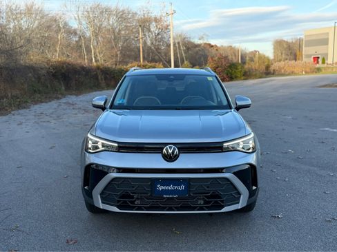 Certified 2025 Volkswagen Taos SE w/ Panoramic Sunroof Package image 2