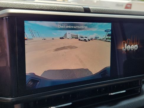 Used 2025 Jeep Gladiator Sport image 14