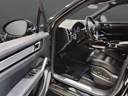 Used 2023 Porsche Cayenne Turbo image 13