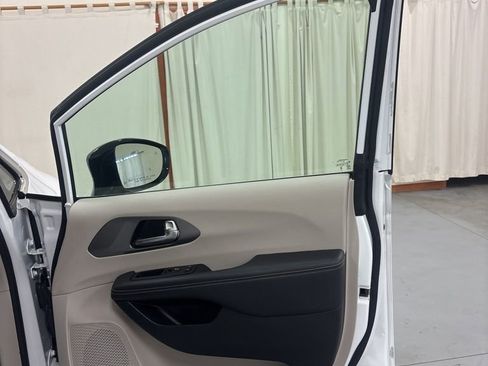 Used 2024 Chrysler Pacifica Touring-L image 29