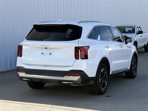 Used 2024 Kia Sorento S image 4