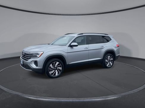 Used 2025 Volkswagen Atlas SE image 4