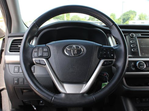 Used 2018 Toyota Highlander Plus AWD/4WD image 10
