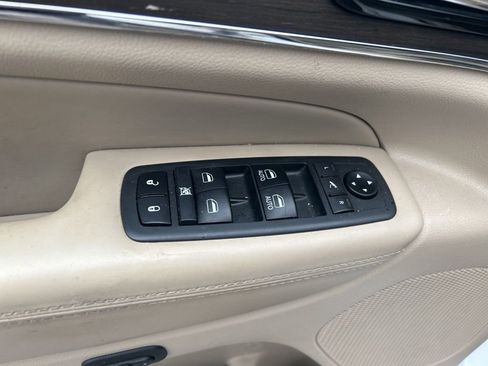 Used 2019 Jeep Grand Cherokee Overland AWD/4WD image 16