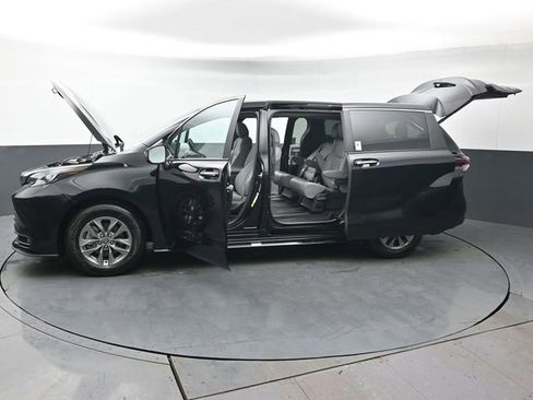 Certified 2025 Toyota Sienna XLE image 55
