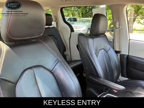 Used 2019 Chrysler Pacifica Touring-L Plus w/ Tire & Wheel Group FWD image 14