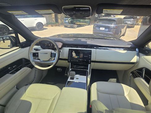 Certified 2025 Land Rover Range Rover Long Wheelbase SE AWD/4WD image 11