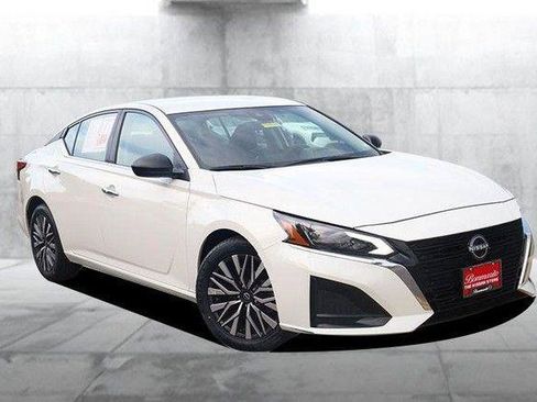 Certified 2025 Nissan Altima 2.5 SV FWD image 2