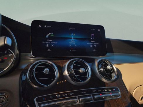 Certified 2022 Mercedes-Benz GLC 300 image 30