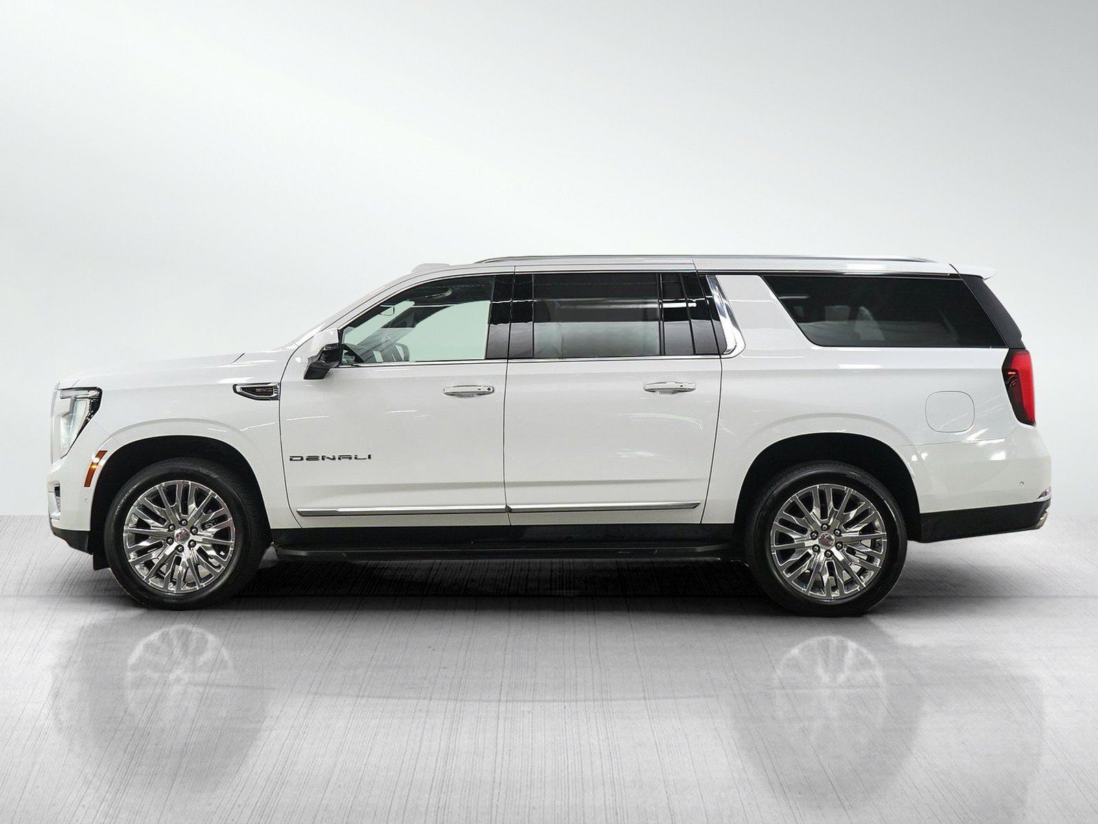 Used 2025 GMC Yukon XL Denali AWD/4WD image 2