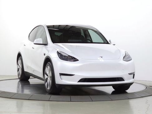 Used 2023 Tesla Model Y Long Range AWD/4WD image 1