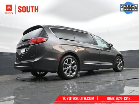 Used 2020 Chrysler Pacifica Limited image 30