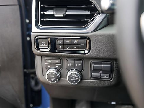 Used 2025 GMC Yukon XL Denali w/ Denali Reserve Package image 18