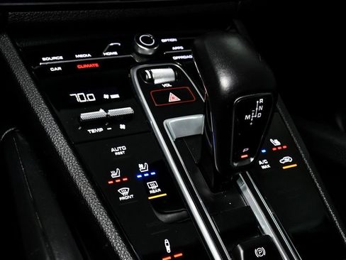 Used 2022 Porsche Cayenne Platinum Edition image 31