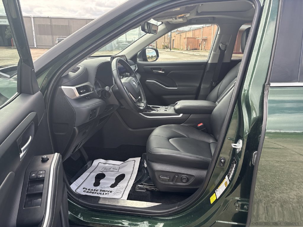 Used 2025 Toyota Highlander XLE FWD image 13