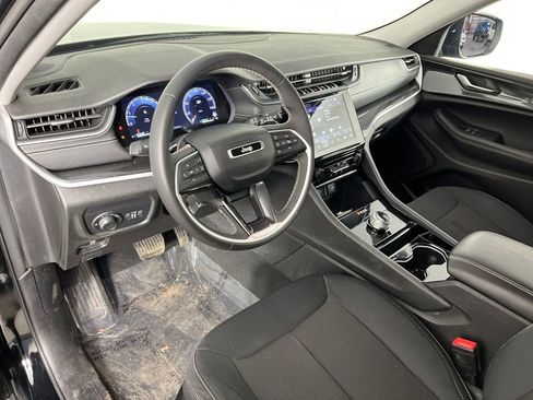 Used 2023 Jeep Grand Cherokee Laredo image 27