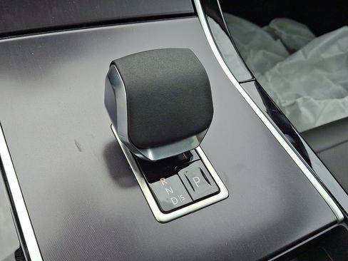 Certified 2026 Land Rover Range Rover Velar Dynamic SE image 11