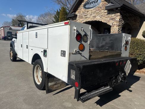 Used 2009 Ford F550 2WD Regular Cab Super Duty image 3