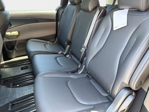 New 2026 Kia Carnival FWD image 11