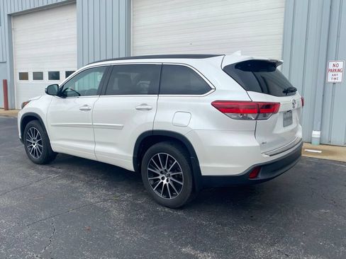 Used 2017 Toyota Highlander SE AWD/4WD image 3