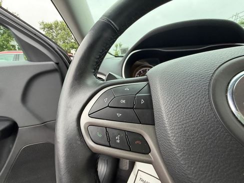 Used 2019 Jeep Cherokee Latitude Plus AWD/4WD image 25