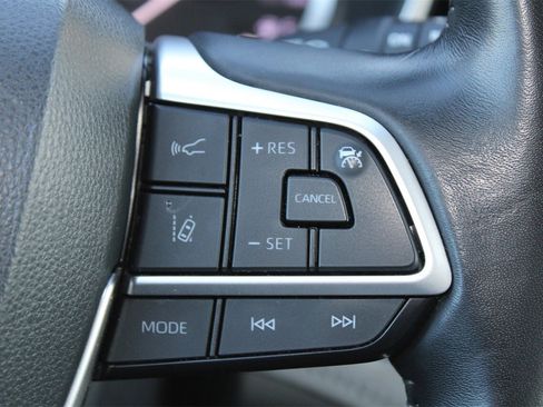 Used 2023 Toyota Highlander XLE image 28