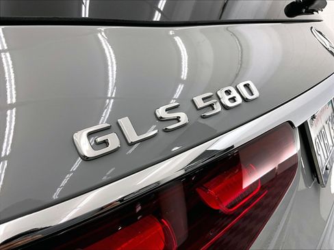 Used 2026 Mercedes-Benz GLS 580 4MATIC image 32