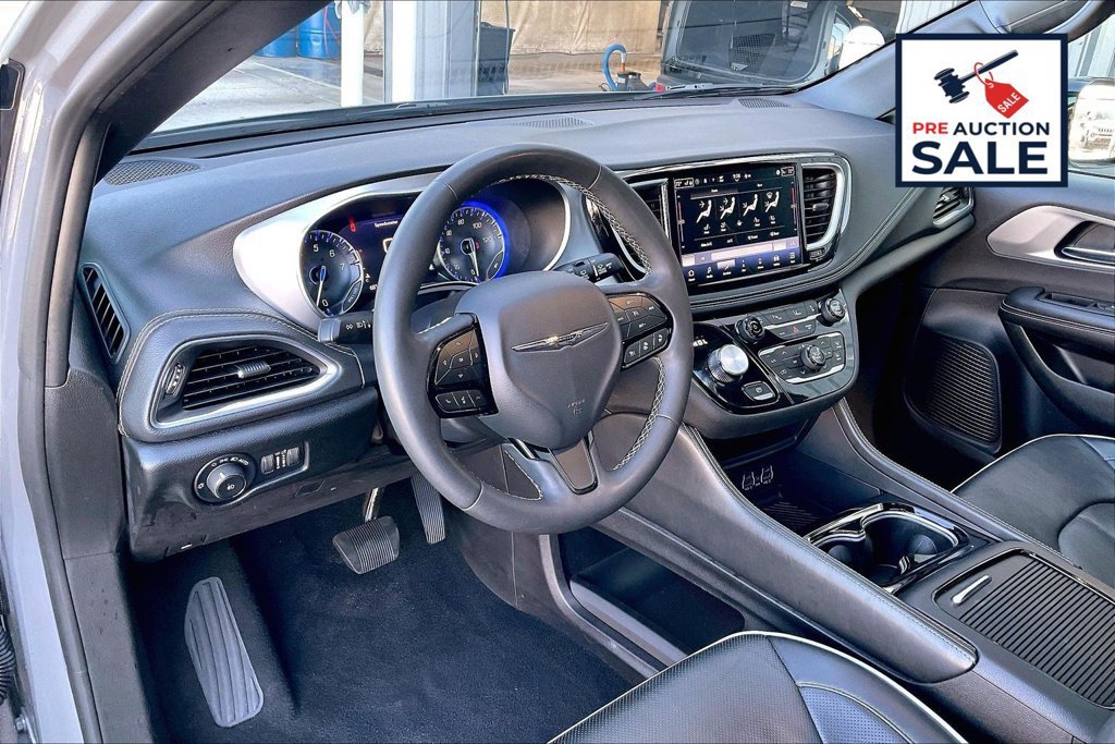 Used 2025 Chrysler Pacifica Limited FWD image 14