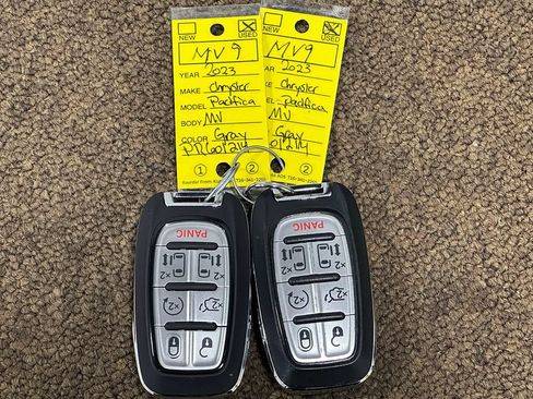 Used 2023 Chrysler Pacifica Touring-L FWD image 42