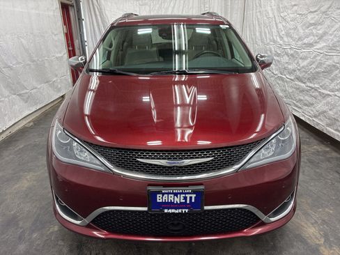 Used 2017 Chrysler Pacifica Limited FWD image 2