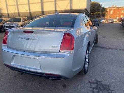 Used 2019 Chrysler 300 Touring w/ Driver Convenience Group RWD image 4