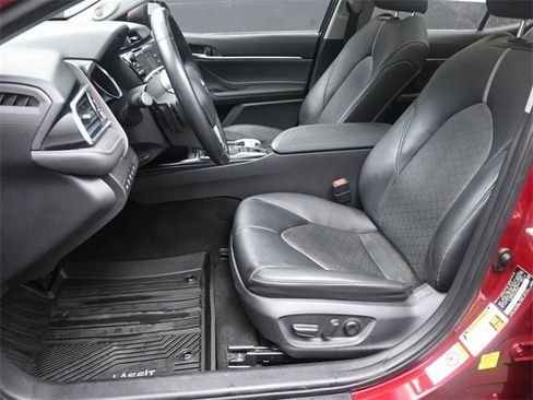 Used 2018 Toyota Camry XSE image 18