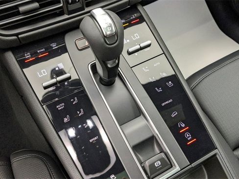 Used 2022 Porsche Macan image 36